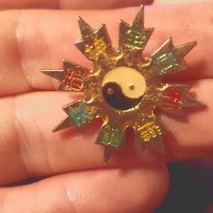 So 90s! Vintage Ying yang Starburst back pack / baseball cap pin